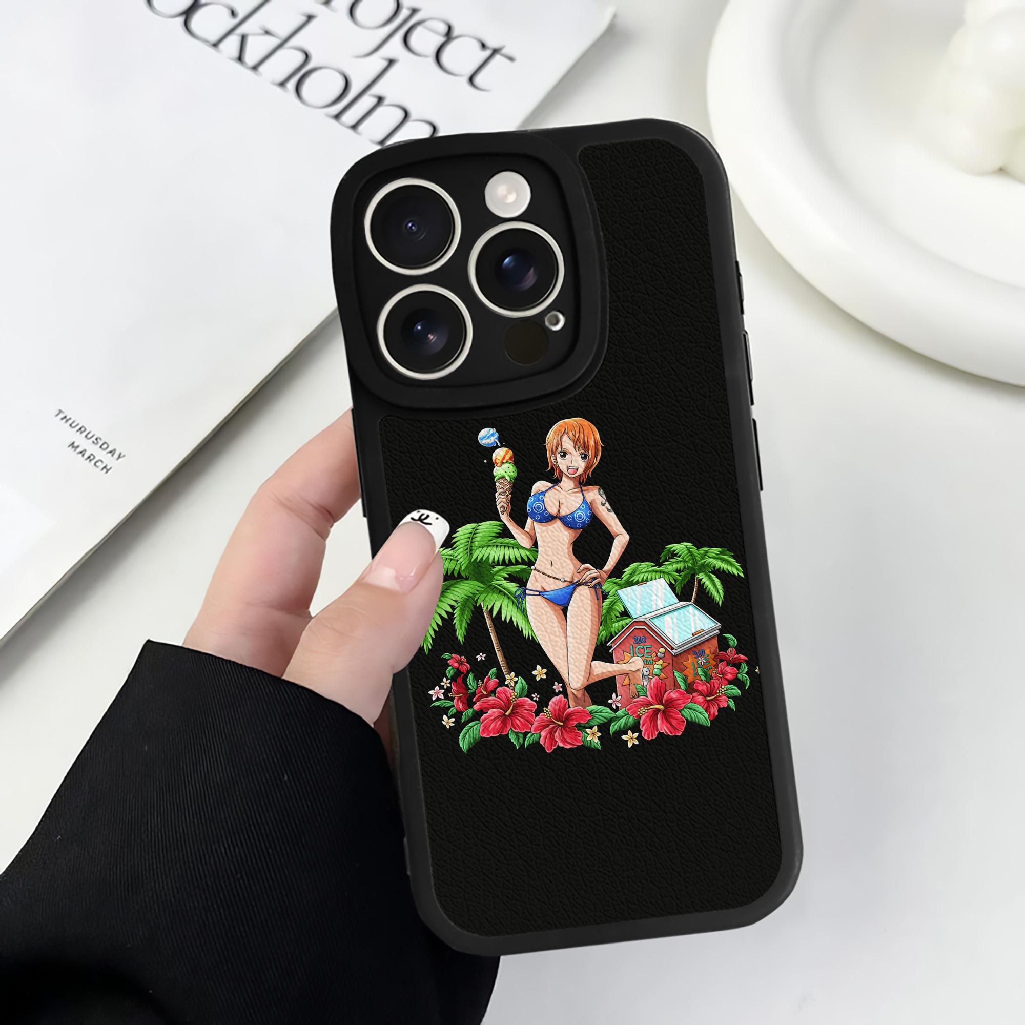 （画像用） ワンピース ナミ ONE PIECE Nami 【iPhone 16シリーズ対応】シリコンスマホケース（レザー調） 材質：シリコン